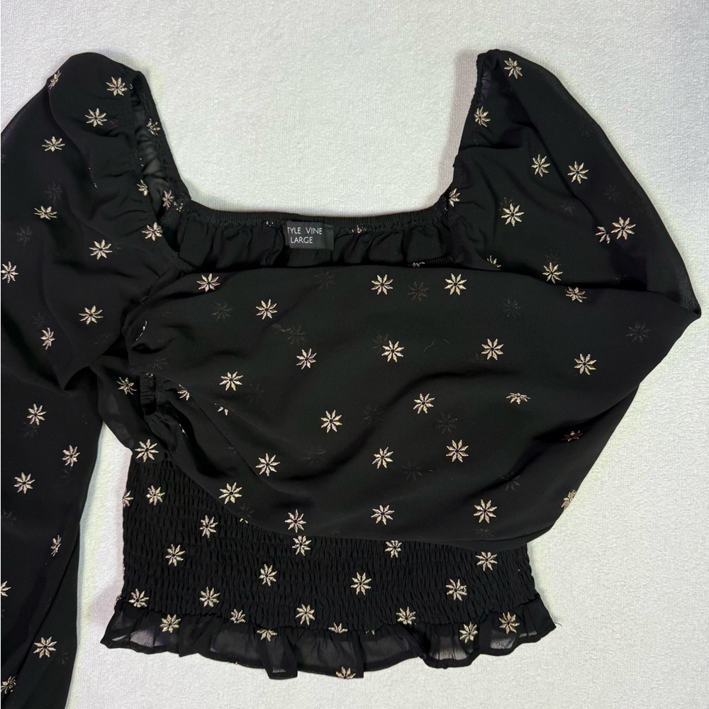 Chic Black Star Patterned Blouse - Picture 3 of 4